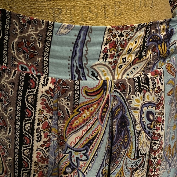 Paisley printed pleated skirt elastic back - Picture 3 of 7